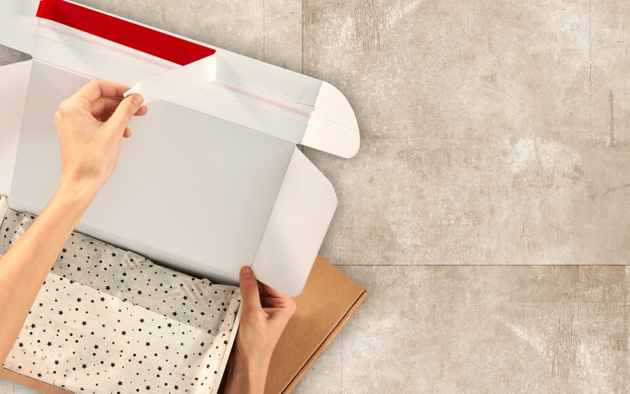 scatola spedizione postale adesivo